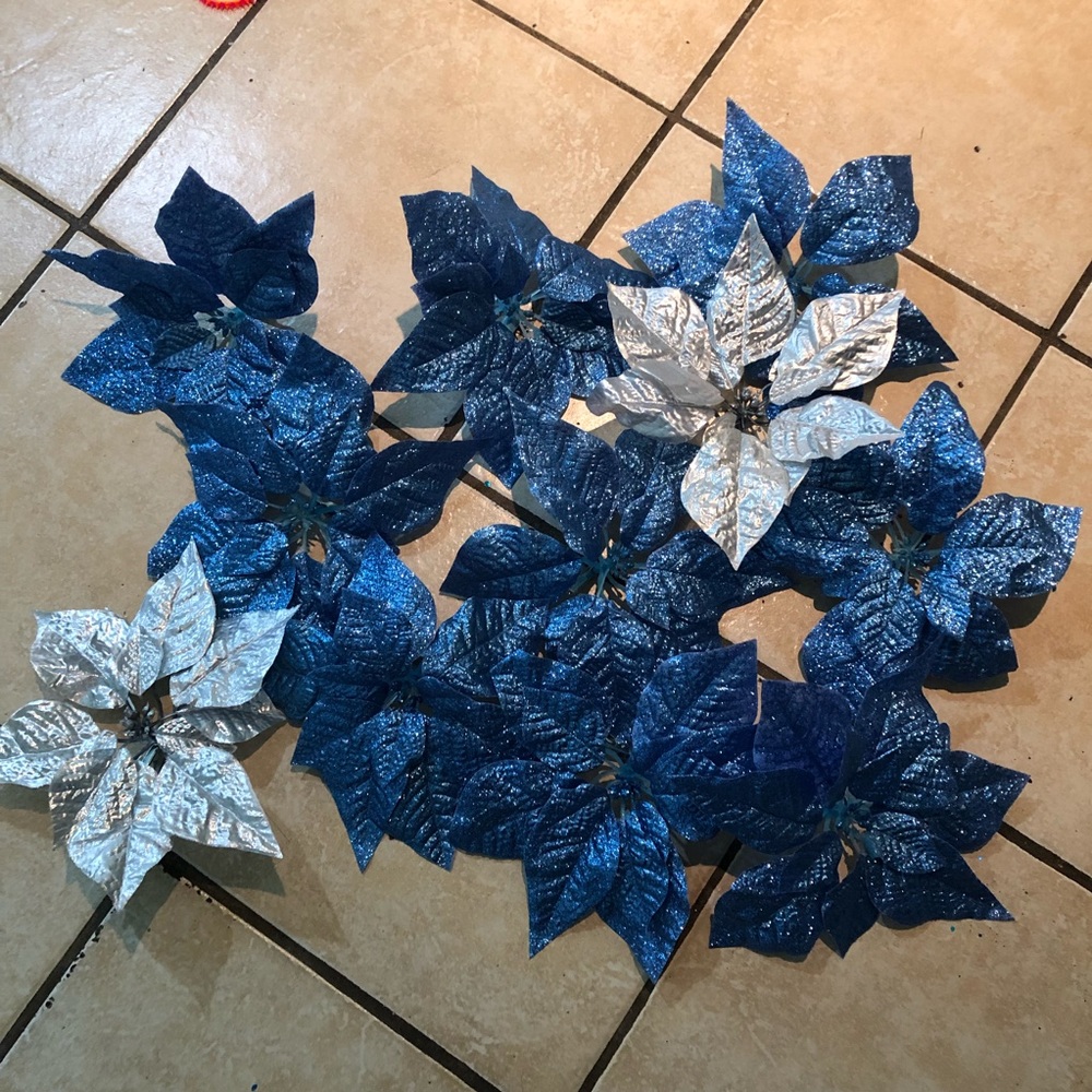 Christmas flower 11/ 9blue 2/whites with clip
